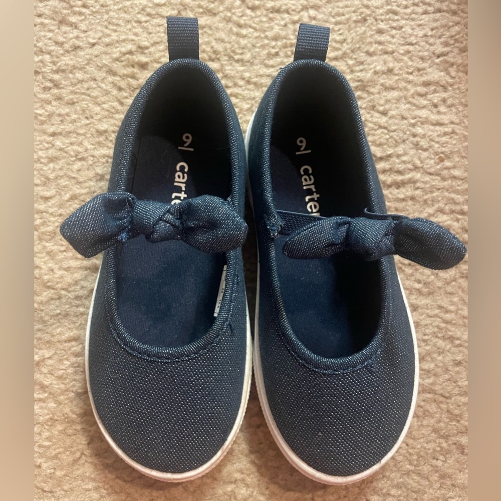 Carter’s Navy blue sparkly slip on sneakers w/elastic & bows.EUC.Girls Size 9.